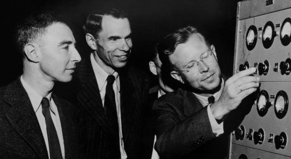 Πώς οι Σοβιετικοί έκλεψαν πυρηνικά μυστικά και στοχοποίησαν τον Οπενχάιμερ, τον «πατέρα της ατομικής βόμβας»