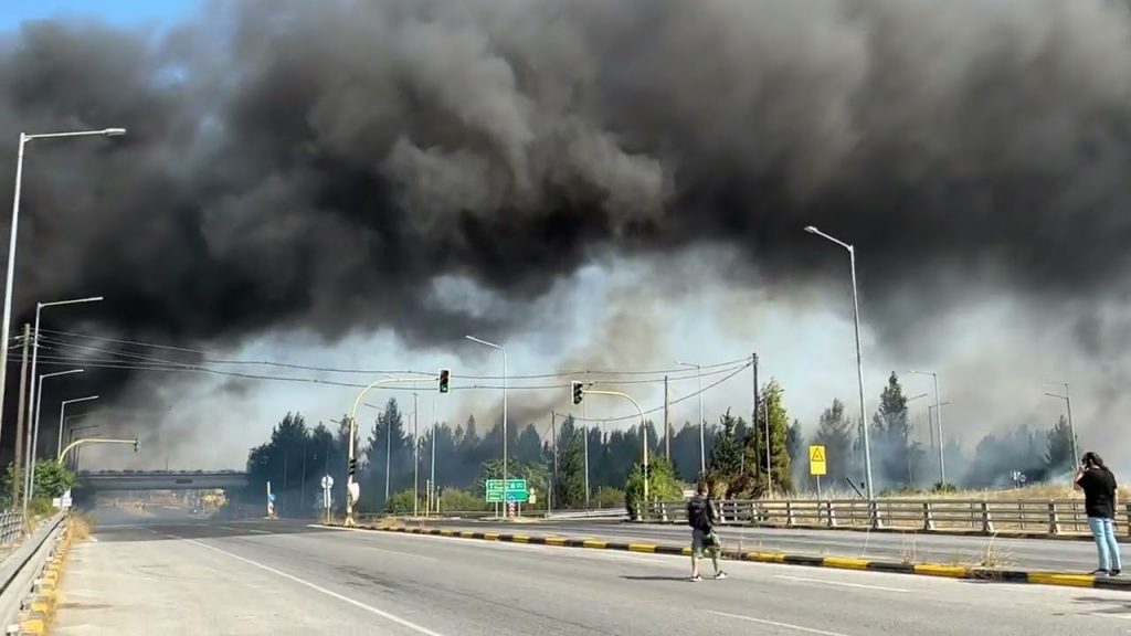 Πυρκαγιά στη Λάρισα – Επί τόπου ισχυρές δυνάμεις της Πυροσβεστικής