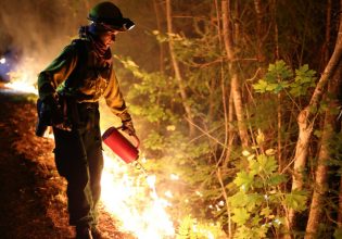 Πυρκαγιές: Οι «υπανάπτυκτοι» Ινδιάνοι βάζουν τα γυαλιά στους δυτικούς