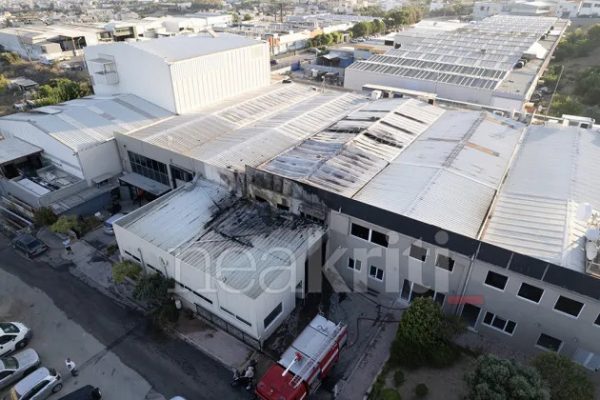 Φωτιά στην Κρήτη: Εκτεταμένες οι ζημιές σε πιεστήρια εφημερίδας