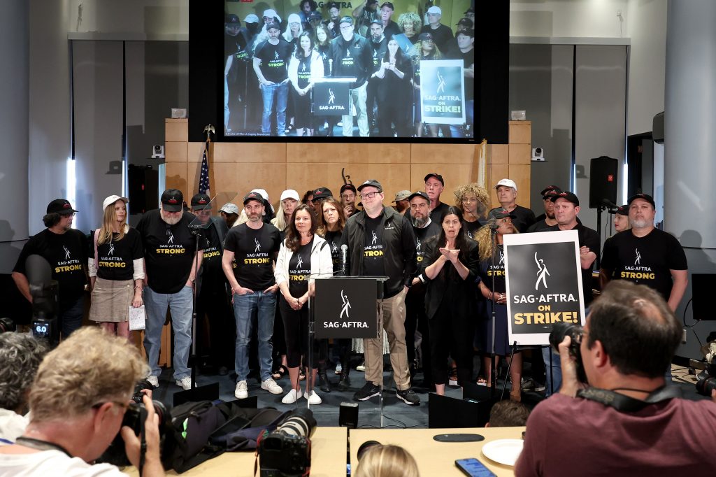Απεργία στο Χόλιγουντ: Τι διεκδικούν ηθοποιοί και σεναριογράφοι – Πώς θα επηρεαστούν οι παραγωγές, οι οικονομικές επιπτώσεις