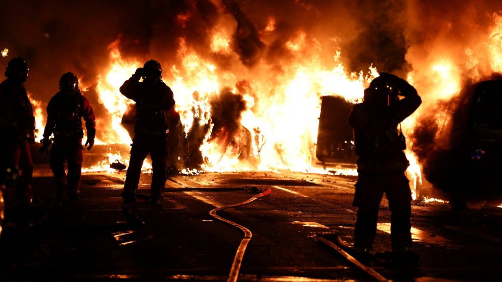 Γαλλία: Συνεχίζονται οι ταραχές για τη δολοφονία του Ναέλ – Στους δρόμους 45.000 αστυνομικοί