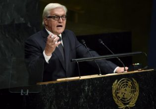 Ουκρανία: Ο Στάινμαϊερ υπέγραψε την απαγόρευση των όπλων διασποράς αλλά «δεν μπορούμε να γίνουμε εμπόδιο» στις ΗΠΑ