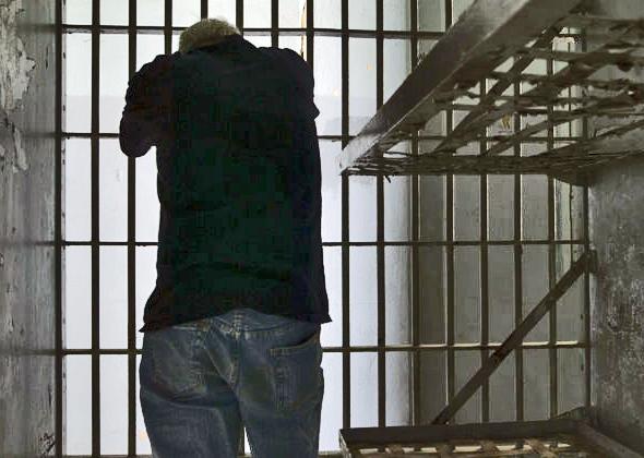 Επικίνδυνα παιχνίδια με το «μικρό έγκλημα» και τις αναστολές ποινών