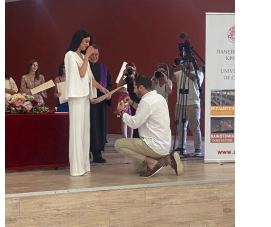 Πρόταση γάμου: Μαζί με το πτυχίο και οι βέρες