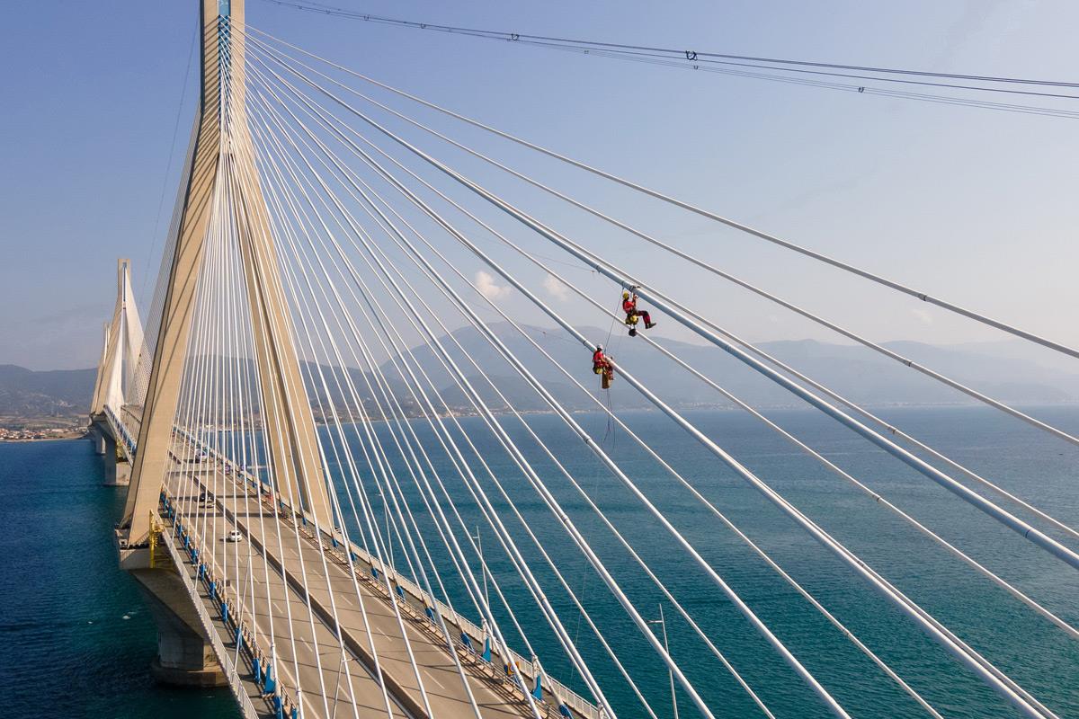 Εντυπωσιακές εικόνες από τη Γέφυρα Ρίου – Αντιρρίου – Αλπινιστές στα καλώδια