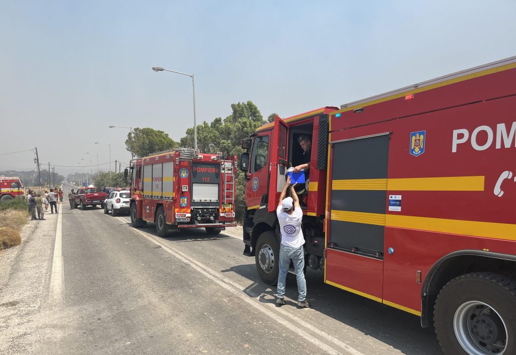 Φωτιές: Εθελοντές στην πρώτη γραμμή στηρίζουν σε όλα τα πεδία – Μπορείς να βοηθήσεις στο Humanity Greece