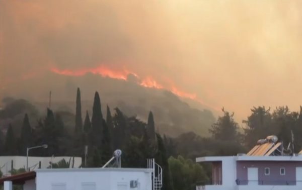 Φωτιά στο πολιτικό σκηνικό από τις πυρκαγιές που μαίνονται για όγδοη μέρα – Κυβερνητικές ευθύνες «βλέπουν» τα κόμματα