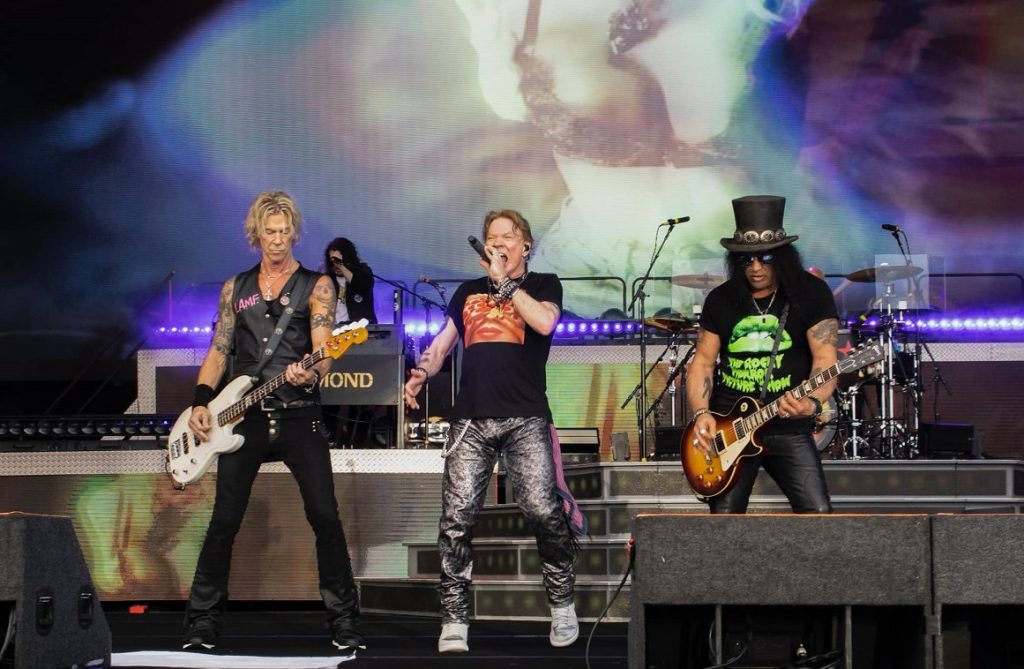 Guns N’ Roses: Στο ΟΑΚΑ μετά από 30 χρόνια – Τρίωρο ροκ εν ρολ και γενέθλια για τον Slash