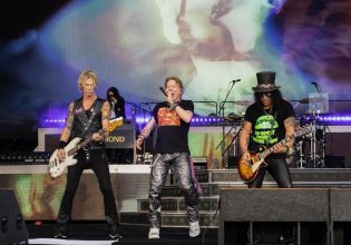 Guns N’ Roses: Στο ΟΑΚΑ μετά από 30 χρόνια – Τρίωρο ροκ εν ρολ και γενέθλια για τον Slash