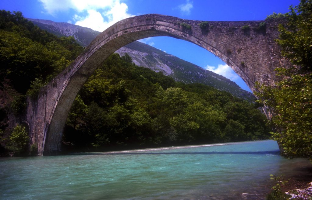 Άρτα: Άνοιξαν οι πόρτες φράγματος – Πέντε ανήλικα κορίτσια παρασύρθηκαν στα νερά του Αράχθου