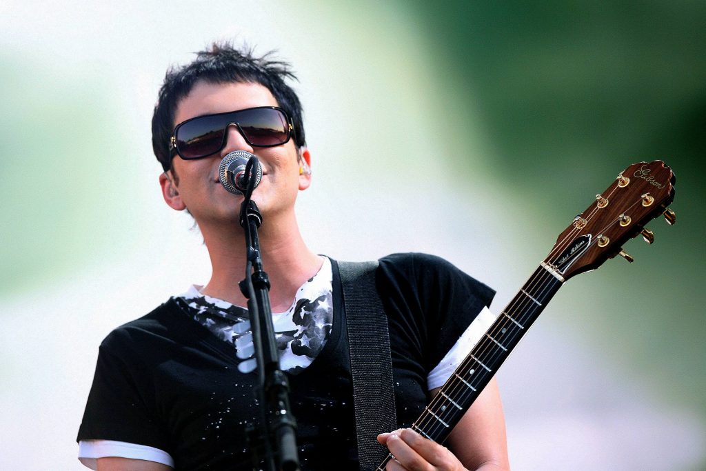 Ο Μπράιαν Μόλκο των Placebo τα βάζει με τη Μελόνι: «Ρατσίστρια και φασίστρια»