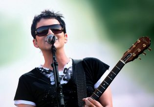 Ο Μπράιαν Μόλκο των Placebo τα βάζει με τη Μελόνι: «Ρατσίστρια και φασίστρια»