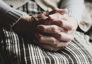 «Έκατσαν κι έφαγαν σαν κύριοι» – Συγκλονίζει ο αδερφός της γυναίκας που έπεσε θύμα ληστείας στο Σουφλί