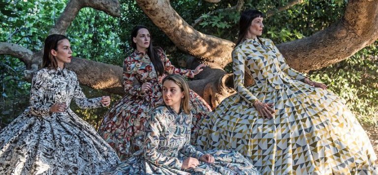 Πρώτες φωτογραφίες από τα «Βατράχια» της Έφης Μπίρμπα με τον Άρη Σερβετάλη