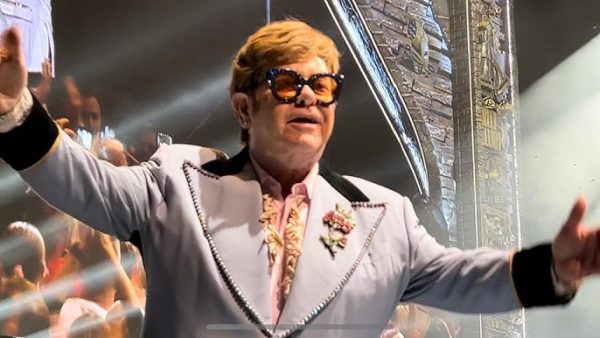 «Είστε στο μυαλό, στην καρδιά και στην ψυχή μου»: Ο Έλτον Τζον στην αποχαιρετιστήρια συναυλία του
