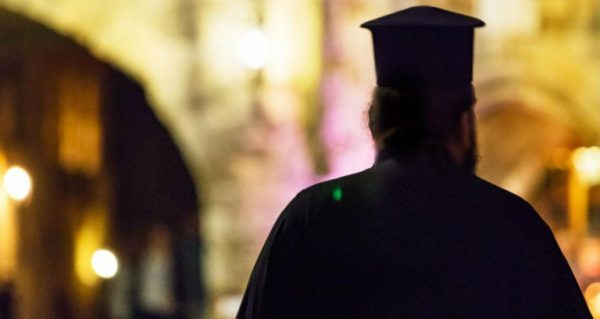 Ενδοοικογενειακή βία στο Ρέθυμνο: Ιερέας χτύπησε τη σύζυγό του στη μέση του δρόμου