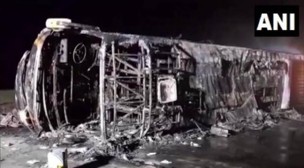 Ινδία: Τουλάχιστον 25 νεκροί από πυρκαγιά σε λεωφορείο (τρομακτικό βίντεο)