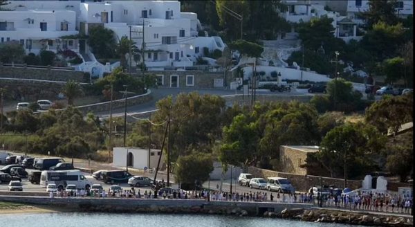 Τραγωδία στην Ίο: Οι συμμαθητές των δύο 18χρονων σχηματίζουν τιμητική φρουρά αποχαιρετώντας τις σορούς τους