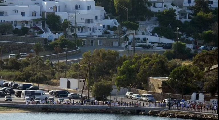 Τραγωδία στην Ίο: Οι συμμαθητές των δύο 18χρονων σχηματίζουν τιμητική φρουρά αποχαιρετώντας τις σορούς τους