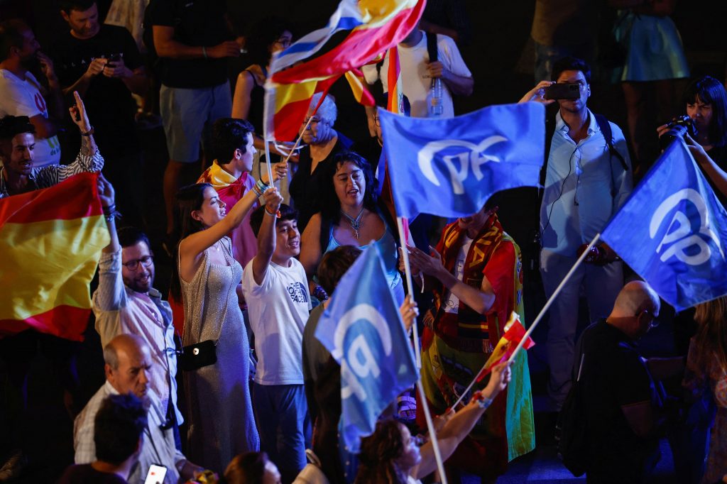 Ισπανικές εκλογές-θρίλερ: Αγκαλιά με τη νίκη η Δεξιά, αλλά όχι με την εξουσία – Άντεξε ο Σάντσεθ