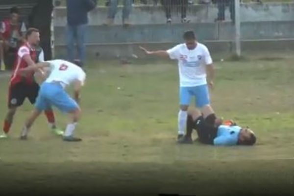 Απίστευτο σκηνικό στην Ουρουγουάη: Διαιτητής έδειξε κόκκινη και τις… έφαγε