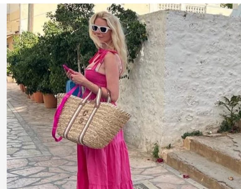 Κλόντια Σίφερ: Στην πανέμορφη Αντίπαρο απολαμβάνει τις διακοπές