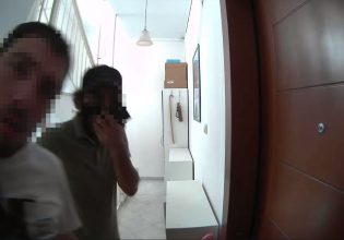 Θεσσαλονίκη: Επίδοξοι διαρρήκτες τράπηκαν σε φυγή όταν είδαν κάμερα στο κουδούνι διαμερίσματος