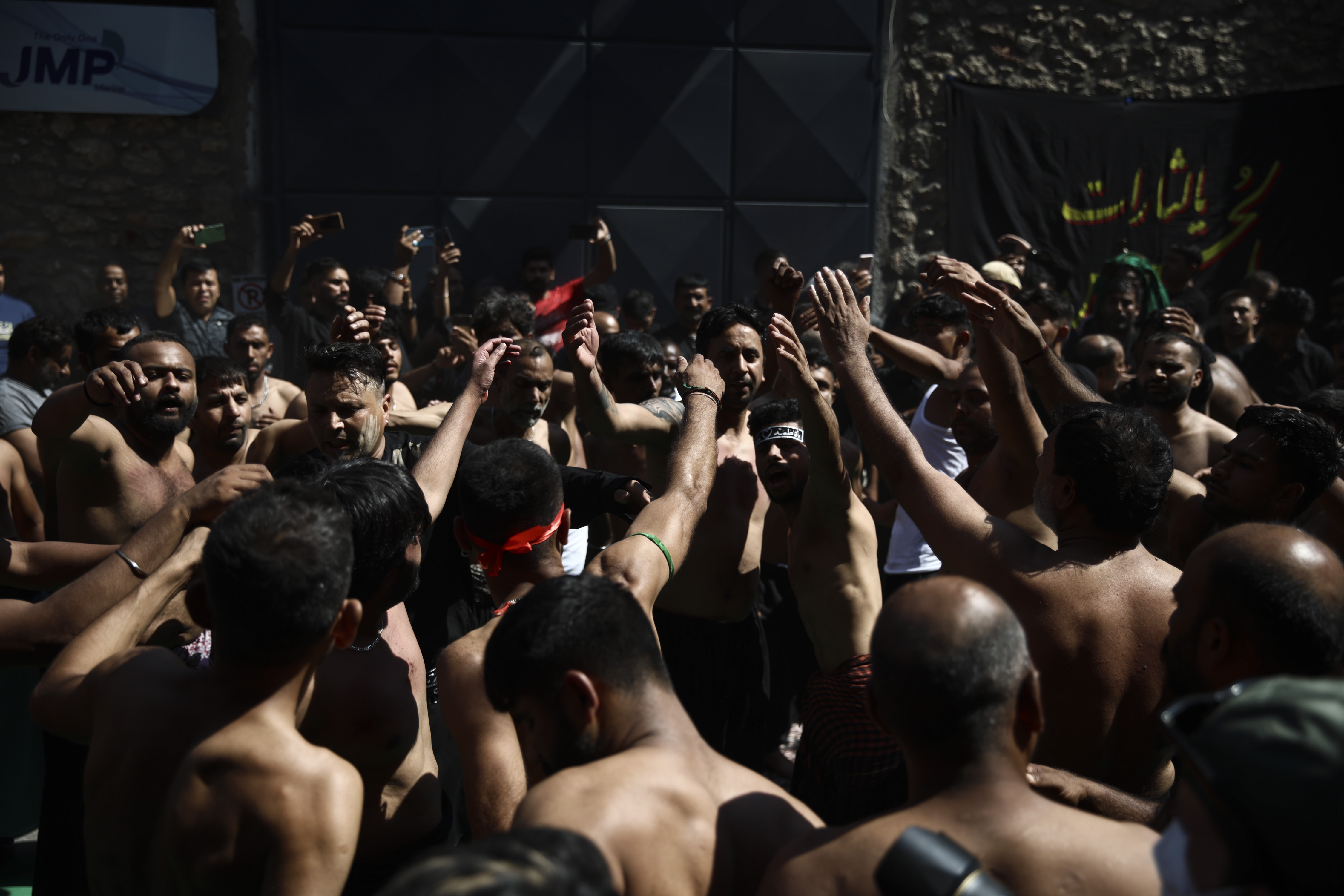 Ασούρα: Σιίτες μουσουλμάνοι στην Ελλάδα αναβίωσαν το έθιμο του αυτομαστιγώματος