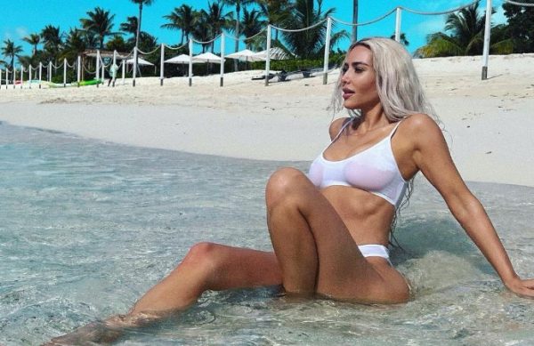 Κιμ Καρντάσιαν: Φωτογραφίζεται με μπικίνι στην παραλία και οι αναλογίες της ζαλίζουν