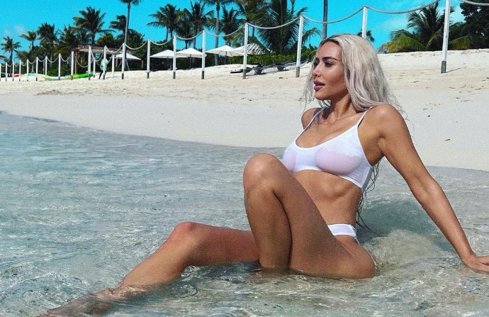 Κιμ Καρντάσιαν: Φωτογραφίζεται με μπικίνι στην παραλία και οι αναλογίες της ζαλίζουν