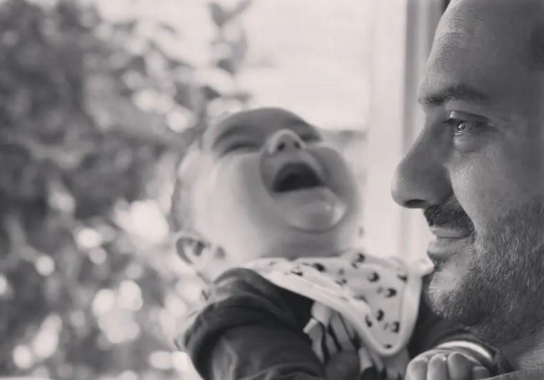 Λεωνίδας Κουτσόπουλος: Αγκαλιά στην παραλία με τον δέκα μηνών γιο του