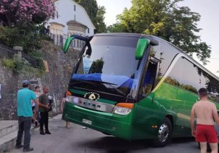 Πήλιο: Λεωφορείο του ΚΤΕΛ βρέθηκε με τη ρόδα στον αέρα – Προσπάθησε να στρίψει σε στενό