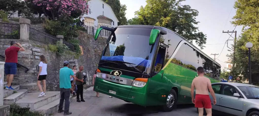Πήλιο: Λεωφορείο του ΚΤΕΛ βρέθηκε με τη ρόδα στον αέρα – Προσπάθησε να στρίψει σε στενό