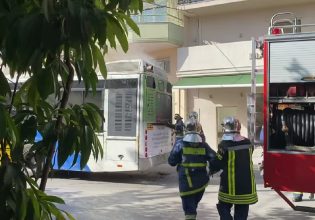 Θεσσαλονίκη: Πήρε φωτιά εν κινήσει λεωφορείο του ΟΑΣΘ – Σώοι όλοι οι επιβάτες