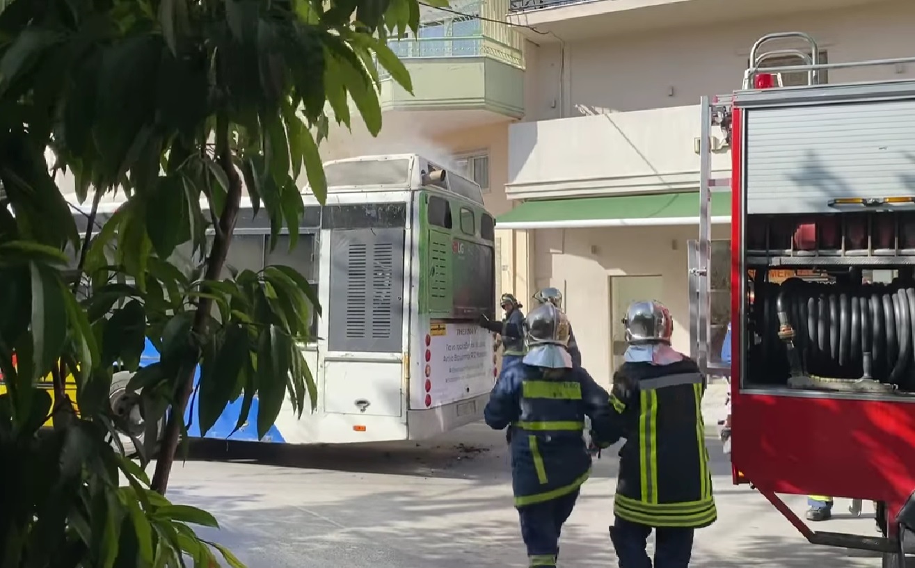 Θεσσαλονίκη: Πήρε φωτιά εν κινήσει λεωφορείο του ΟΑΣΘ - Σώοι όλοι οι επιβάτες