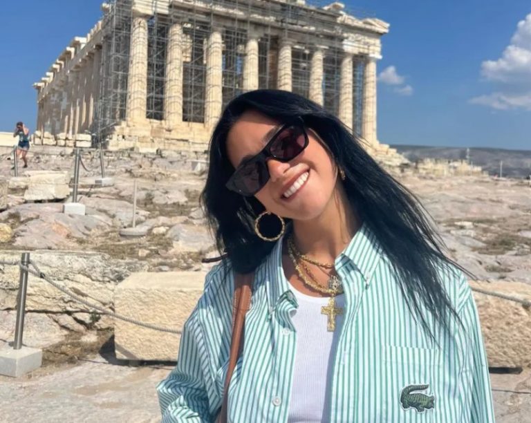 Dua Lipa: Από τη Σίφνο στην Αθήνα – Οι φωτογραφίες με φόντο την Ακρόπολη
