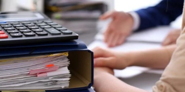 Άρτα: Παρίστανε τον λογιστή και υποσχόταν επιστροφή φόρου σε ηλικιωμένους για να τους κλέψει