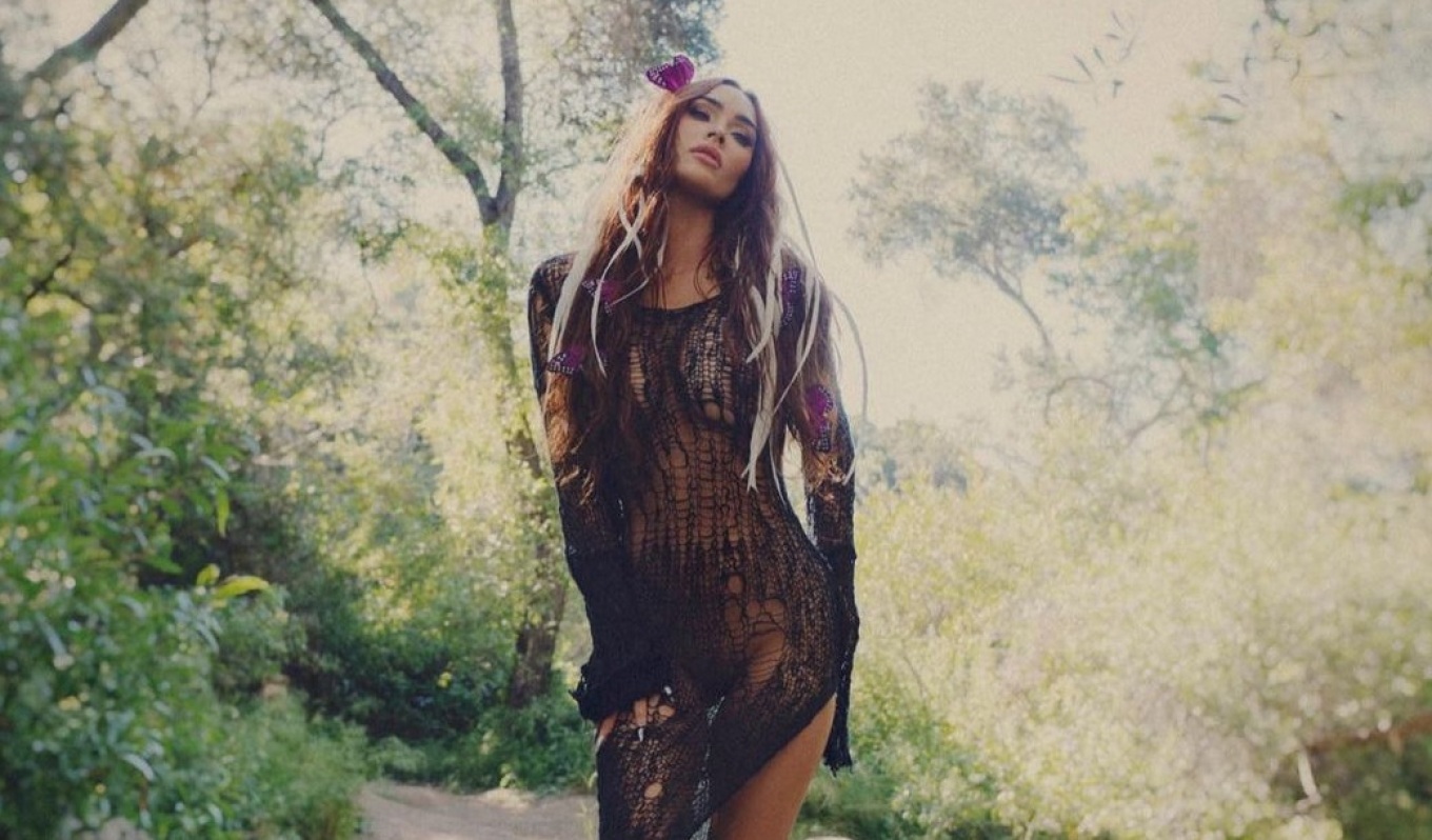 Η Μέγκαν Φοξ στην πιο σέξι φωτογράφισή της - Ολόγυμνη φορώντας διάφανο φόρεμα