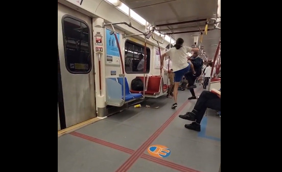Σοκαριστικό βίντεο: Καυγάδισαν στο μετρό και τον μαχαίρωσε – Έτρεχαν πανικόβλητοι οι επιβάτες