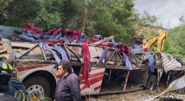 Λεωφορείο έπεσε σε γκρεμό στο Μεξικό – Τουλάχιστον 25 νεκροί