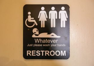 Ανήσυχα τα τρανς άτομα στη Βρετανία μετά από οδηγία για τη χρήση τουαλέτας