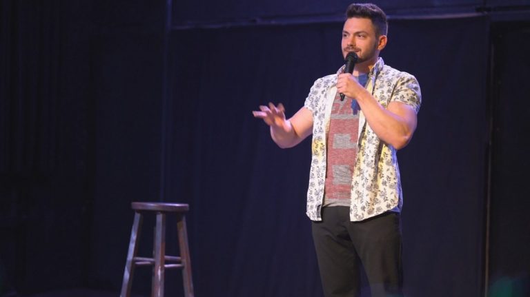 Το ελληνικό stand up comedy έχει πολύ… μέλλον – Ο Μιχάλης Σεβαστέρης μας το αποδεικνύει