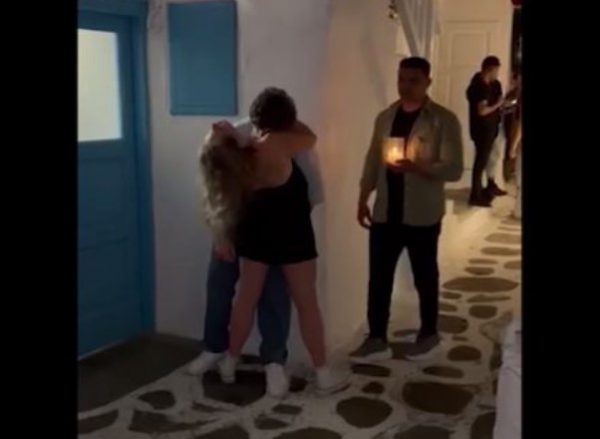 Μύκονος: Ζευγάρι ερωτοτροπούσε έξω από μπαρ και του κρατούσαν το φανάρι