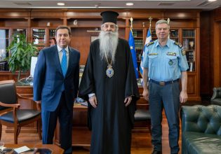 Νέες ταυτότητες: Συνάντηση με εκπροσώπους της Εκκλησίας είχε ο Νότης Μηταράκης
