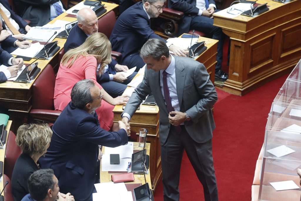 Βουλή: Θερμή χειραψία Μητσοτάκη – Φάμελλου υπό το βλέμμα του Αλέξη Τσίπρα