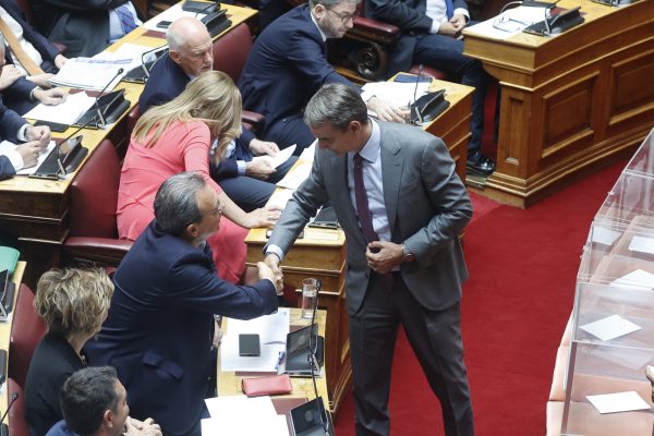 Βουλή: Θερμή χειραψία Μητσοτάκη – Φάμελλου υπό το βλέμμα του Αλέξη Τσίπρα