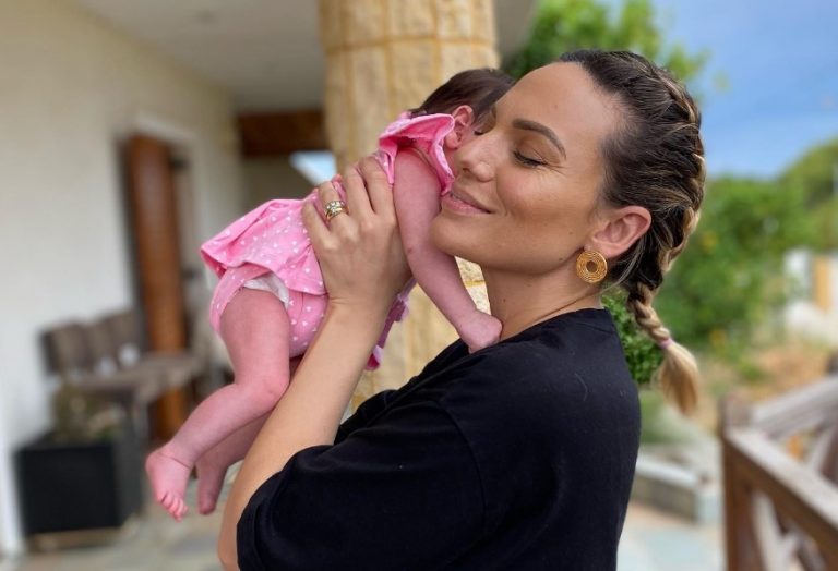 Ιωάννα Μαλέσκου: Στην παραλία με την κόρη της – Οι τρυφερές φωτογραφίες τους