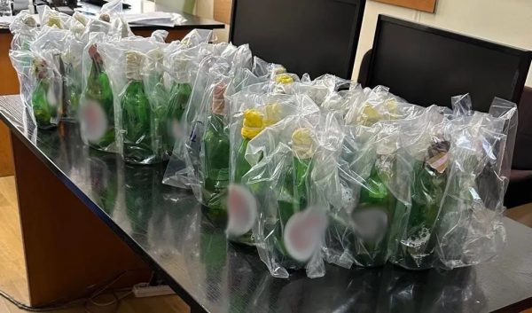 Πειραιάς: Εντοπίστηκαν να μεταφέρουν 39 βόμβες μολότοφ – Τι βρήκαν στα σπίτια τους