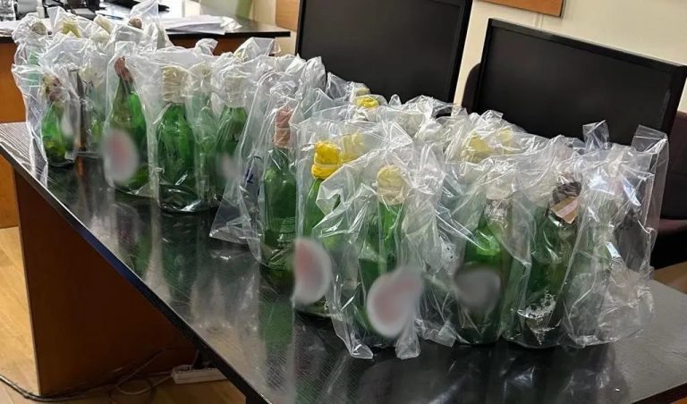 Πειραιάς: Εντοπίστηκαν να μεταφέρουν 39 βόμβες μολότοφ – Τι βρήκαν στα σπίτια τους